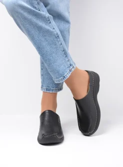 Slippers|Klompen<Wolky Seamy Slide - zwart geprint leer zwartgeprintleer