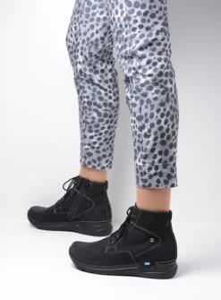 Hoge Veterschoenen|Wandelschoenen<Wolky Whynot - zwart nubuck zwartnubuck